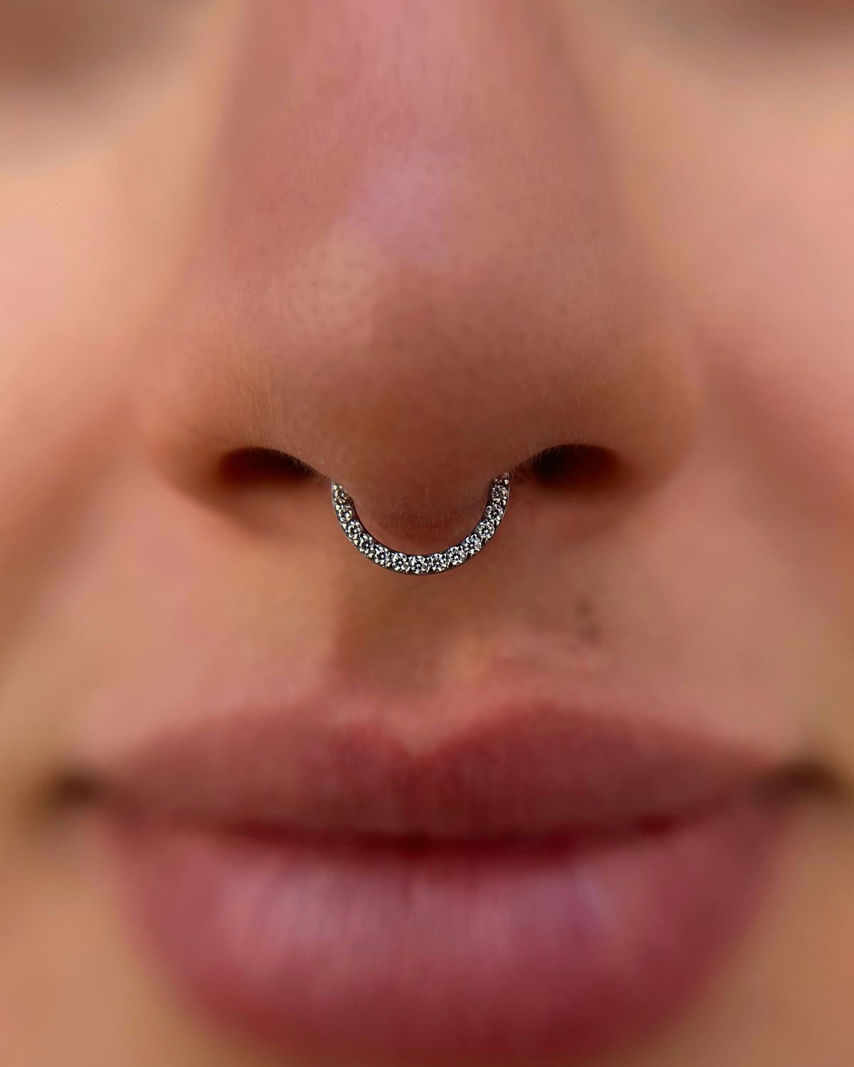 Piercing Nostril con joya pequeña